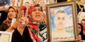 الخليل: اعتصاما حاشدا أمام الصليب الأحمر دعما للأسرى المرضى