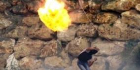 شبان يلقون زجاجة حارقة على سيارة اسرائيلية قرب قلقيلية