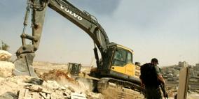 الاحتلال يخطر بهدم ثمانية مساكن وخيام جنوب الخليل