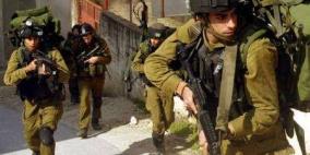 الاحتلال يعتقل مواطنا من إذنا ويقتحم 'باب الزاوية' وسط الخليل