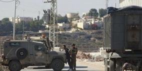 الاحتلال يقطع طريق الخليل يطا ويحتجز خمسة شبان