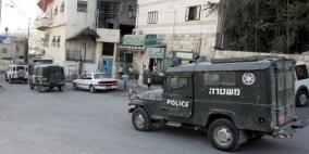 الاحتلال يعتقل مواطنا من عزون ويسلم آخر بلاغا لمراجعة مخابراته