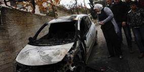 مستوطنون يحرقون مركبات ويخطون شعارات عنصرية قرب مخيم الجلزون شرق رام الله