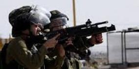 الخليل: الاحتلال يقمع مسيرة تضامنية مع الأسرى ويصيب متضامنة أجنبية