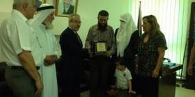 دائرة شؤون المغتربين بمنظمة التحرير الفلسطينية تكرم الأسير المحرر خضر عدنان