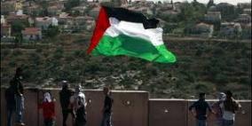 ناشطون يرفعون العلم الفلسطيني على بوابة معسكر للاحتلال