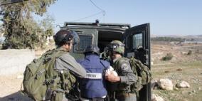 الاحتلال يحتجز صحفيين من الخليل