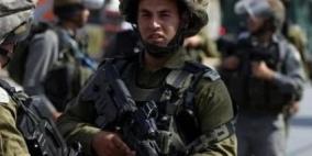 الاحتلال يعتقل مواطنا ويسلم آخر بلاغا لمراجعه مخابراته