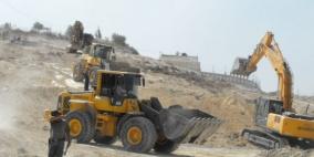 جرافات الاحتلال تجرف أراضي في شعفاط لصالح شارع '21'
