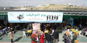 يوم توظيفي وخريجو الجامعات يتقدمون للوظائف بالجملة في الخليل