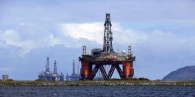 النفط يهبط مع ارتفاع الدولار