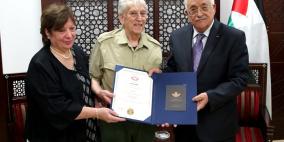 الرئيس يمنح الفنان البخاري وسام الثقافة والعلوم والفنون