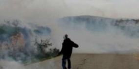 الاحتلال يصيب العشرات بالاختناق ويعتقل ستة مواطنين في نابلس