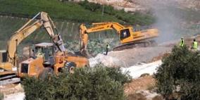 قوات الاحتلال تجرف أراضي مزروعة بالزيتون شرق بيت لحم