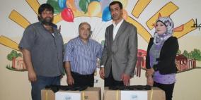 جمعية الزيتونة تقدم كراسي متحركة لمواطنين من ذوي الاحتياجات الخاصة في مخيم الامعري