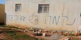 عائلة تنجو من هجوم مستوطنين بقنابل الغاز على منزلها