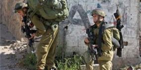 قوات الاحتلال تعتقل والدة أسير جنوب الخليل