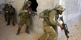 قوات الاحتلال تقتحم بلدة بيت امر وتفتش منازل المواطنين