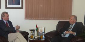 د. الزعتري يطالب القنصل السويدي بإعادة النظر في مهام التواجد الدولي في الخليل