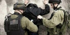 الاحتلال يعتقل مواطنا من بلدة بيت امر بالخليل