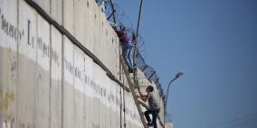 أثناء محاولة شبان اجتياز جدار الفصل العنصري في الرام لأداء صلاة الجمعة في المسجد الاقصى