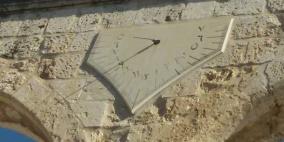 ( الساعة الشمسية ) في المسجد الأقصى المبارك..