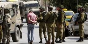 الاحتلال يعتقل مواطنين ويستدعي آخر في الخليل