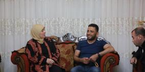 بالصور: غنام تكرم المحررين مطلق والأحول وتبرق بتحياتها للأسرى