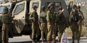 قوات الاحتلال تنصب حاجزا عسكريا على مدخل بيت أمر