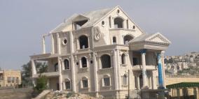 الاحتلال يخطر مبنى في أبو ديس بالهدم