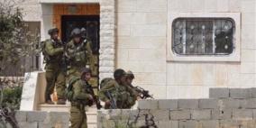 قوات الاحتلال تعتقل مواطنا وتسلم آخرين بلاغات وتفتش منازل في الخليل