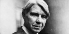 كارل ساند بيرغ:  أُغنّي لكِ مثل حديث رجلٍ ماتَ طفله