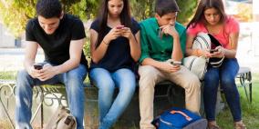 مواقع التواصل الاجتماعي تفاقم مخاوف المراهقين وتزيد تعاستهم