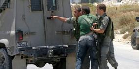 الخليل: الاحتلال يعتقل اربعة مواطنين ويعتدي على اخر بالضرب