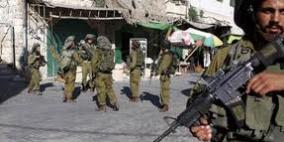 الاحتلال يداهم أحياء ويفتش منازل في الخليل