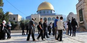 حراس الأقصى يصادرون مجددا صوراً للهيكل المزعوم
