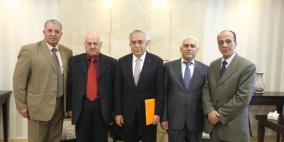 فياض يتسلم التقرير السنوي لهيئة مكافحة الفساد ويشيد بجهودها