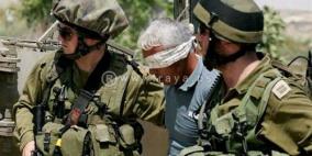 الاحتلال يعتقل شابا من الخليل ويسلم آخر استدعاء لمراجعة مخابراته