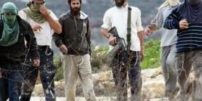 مستوطنون يعتدون على مواطن وقوات الاحتلال تعتقل آخرين في الخليل