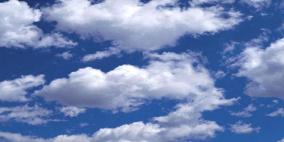 أجواء باردة وغائمة