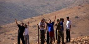 مستوطنون ينصبون غرف استيطانية في الاغوار الشمالية 