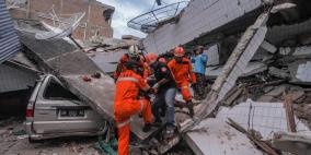 قبور جماعية.. دفن مئات من ضحايا الزلزال والتسونامي في إندونيسيا 