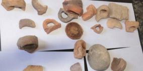 الشرطة تضبط 70 قطعة أثرية وجهاز كشف عن المعادن 