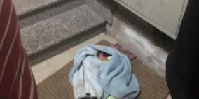 العثور على طفلة بعمر ساعات ملقاة أمام بناية في الخليل