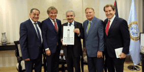 اشتية يستقبل وفدا من الكنيسة الإنجيلية في امريكا