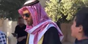 الاحتلال يعتقل ويلاحق شبان على خلفية "طرد المدون السعودي"