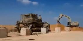 فيديو: جيش الاحتلال يضع سواتر رملية على حدود غزة لتفادي "الكورنيت"