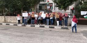 البيرة: نشطاء يغلقون مقر الصليب الأحمر احتجاجا على ظروف الأسرى