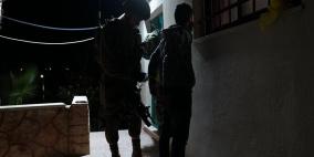 الاحتلال يعتقل شابين ويستولي على مركبة غرب رام الله