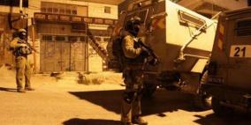 الاحتلال يفتش عددا من المنازل في الخليل 